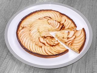 tarte aux pomme sur table en bois