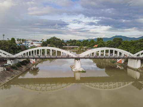 Aerial view of The iconic Ratchadapisek Bridge in Lampang crosses the Wang River.