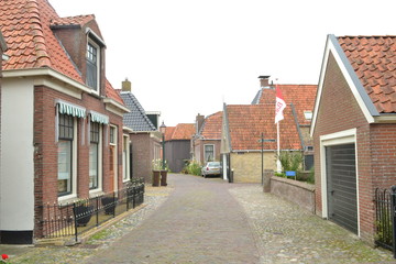 Fototapeta na wymiar huizen van rode baksteen in een oud Fries vissersstadje