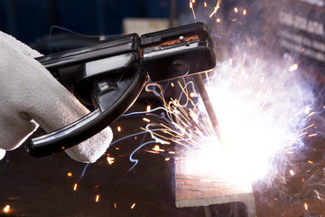 Welding process with sparks and metal - obrazy, fototapety, plakaty