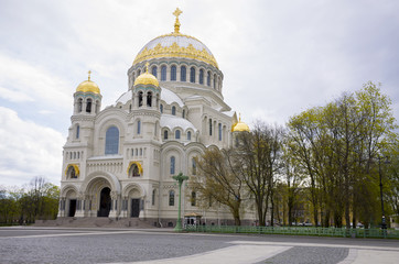 Fototapeta na wymiar Sea cathedral in Kronstadt Russia 