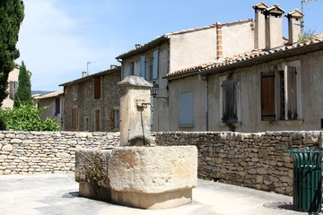 Fototapeta na wymiar le village de Saint-Saturnin-lès-Apt en provence dans le Vaucluse