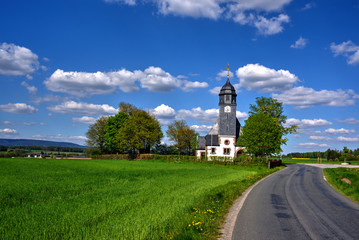Landschaft mit Dorfkirche im Sommer