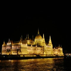 Fototapeta na wymiar Parlament w Budapeszcie nocą