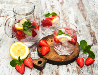 Lemonade with srtawberries