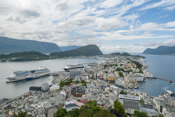 Fototapeta premium Miasto Alesund w Norwegii widok z Aksla