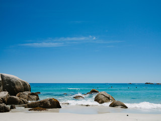 Strand mit Felsen