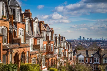 Gartenposter London, England - Typische Backsteinhäuser und -wohnungen und Panoramablick auf London an einem schönen Sommermorgen mit blauem Himmel und Wolken von Muswell Hill? © zgphotography