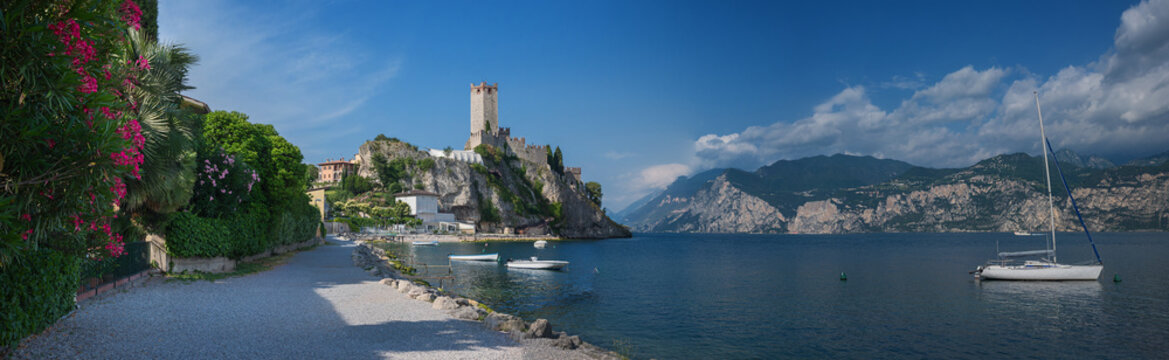Uferpromenade Malcesine mit Burgblick und Segelbooten - Panoramaformat