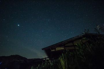 家と星空