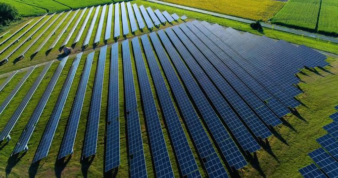 champs de panneau solaire dans une ferme solaire, france