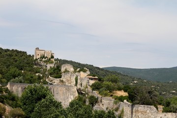 Obraz premium le village de Saint-Saturnin-lès-Apt en Provence dans le vaucluse