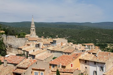 Fototapeta na wymiar le village de Saint-Saturnin-lès-Apt en Provence dans le vaucluse