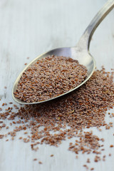 Medizin: Naturprodukt Flohsamen auf silbernen Löffel