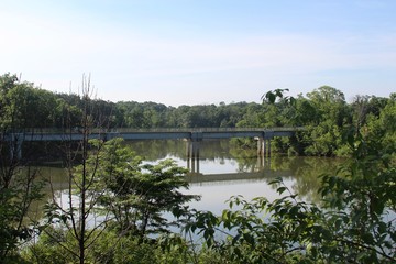 Fototapeta na wymiar The walkway bridge over the lake in the park.