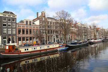 Fototapeta na wymiar House boats on a canal in Amsterdam