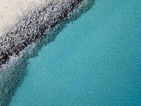Vista aerea di scogli sul mare. Panoramica del fondo marino visto dall’alto, acqua trasparente