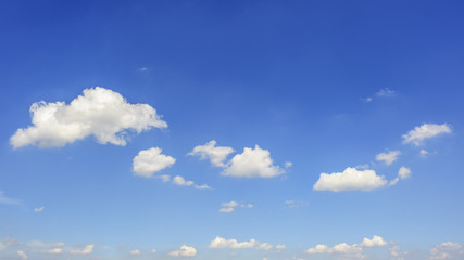 Wei&szlig;e Wolken auf blauem Himmel