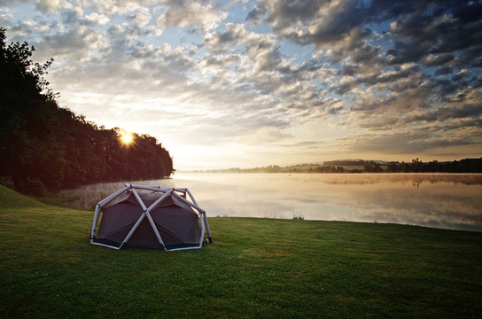 Zelt am See bei Sonnenaufgang