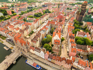 Gdańsk z lotu ptaka. Widok na stare miasto z Zieloną Bramą i Długim Targiem