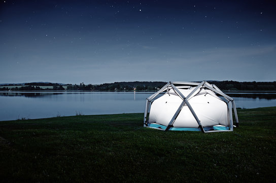 Zelt am See bei Nacht