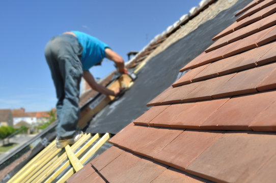 couvreur sur un toit pour rénovation toiture 
