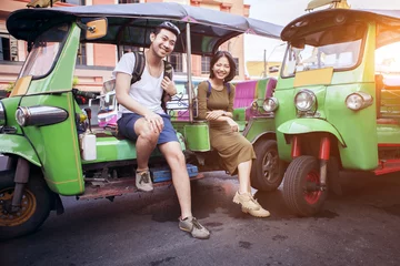 Cercles muraux Bangkok Des couples de jeunes gens en voyage assis sur tuk tuk bangkok thaïlande