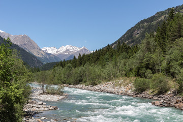 Naklejka na ściany i meble Fluss in den österreichischen Alpen