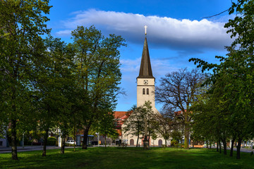 Fototapeta na wymiar Dorfanger und Dorfkirche in Berlin-Friedrichsfelde