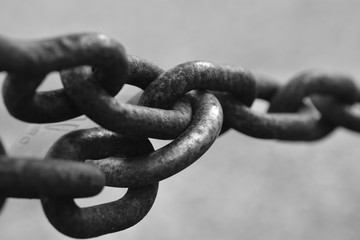 Closup chain crosses two links with neutral background