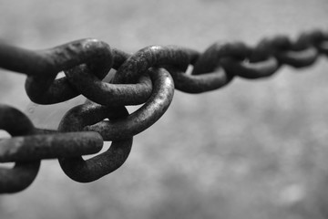 chain crosses two links with neutral background