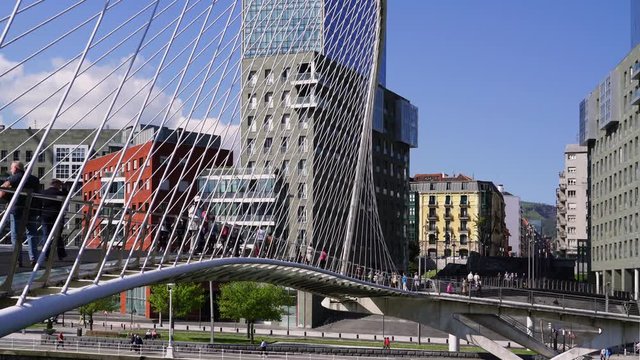 Bilbao - Szene mit Br&uuml;cke Zubizuri und der Skyline der spanischen Kulturhauptstadt