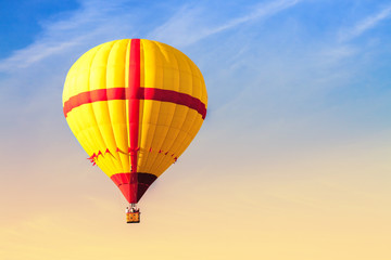 Naklejka premium Yellow Flying Hot Air Balloon leisure activity in the sky leisure activity.