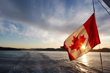 Photo sur Aluminium Canada Drapeau du Canada sur le bateau