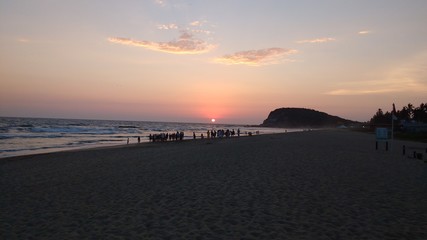 atardecer en la playa con gente