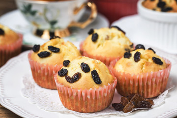 Healthy bran and raisin muffins with chocolate milk,Raisin Muffin