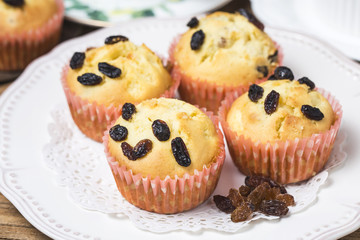 Healthy bran and raisin muffins with chocolate milk,Raisin Muffin