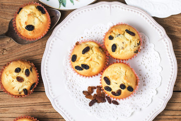 Healthy bran and raisin muffins with chocolate milk,Raisin Muffin