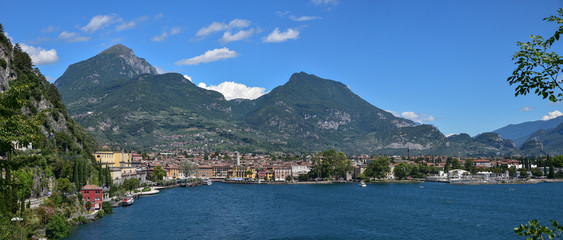 Fototapeta na wymiar Blick auf Riva del Garda von der alten Ponalestraße