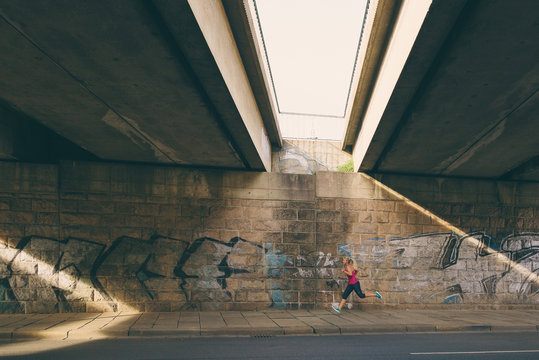 L&auml;uferin unter einer Br&uuml;cke in Chemnitz