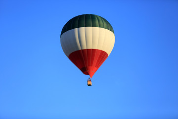 Kolorowy balon na gorące powietrze, na tle błękitnego nieba. - obrazy, fototapety, plakaty