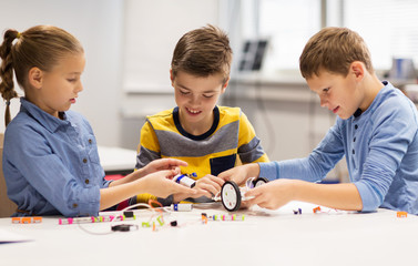 Obraz premium happy children building robots at robotics school