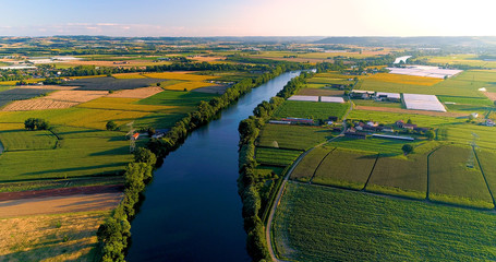 vue aérienne d'une rivière en france