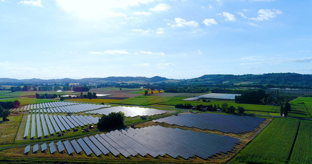 champs de panneaux solaire dans une ferme solaire, france