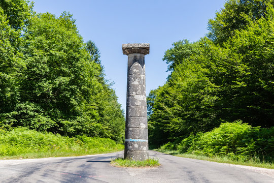 colonne de Guidon dans la forêt de Chaux dans le Jura
