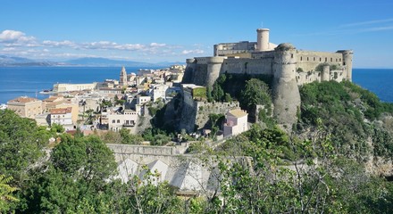 Obraz premium The city and the castle. Gaeta