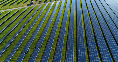 champs de panneaux solaire dans une ferme solaire, france