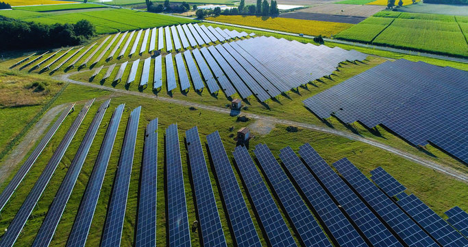 champs de panneaux solaire dans une ferme solaire, france