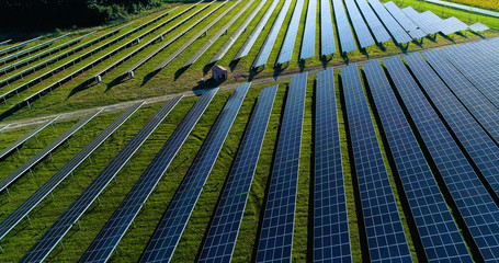 champs de panneaux solaire dans une ferme solaire, france