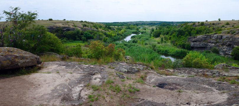 Вид с древней горы на реку (панорама)